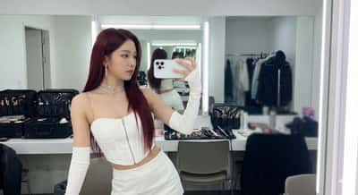 K-Pop偶像后台风采：镜面自拍