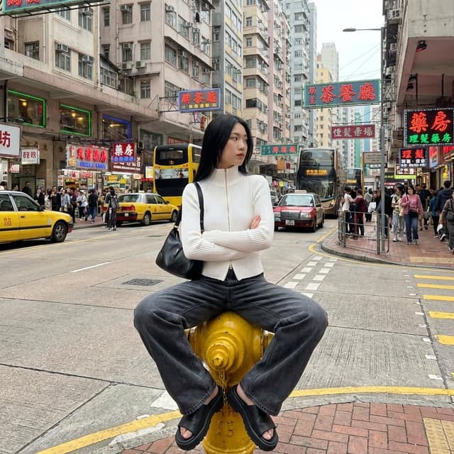 香港街头时尚摄影：自信女郎的都市瞬间