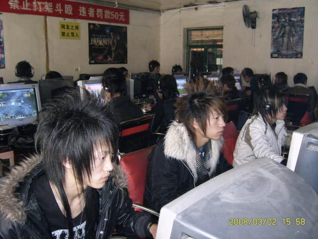 نمونهٔ 一键生成怀旧网吧老照片｜定格2008青春记忆