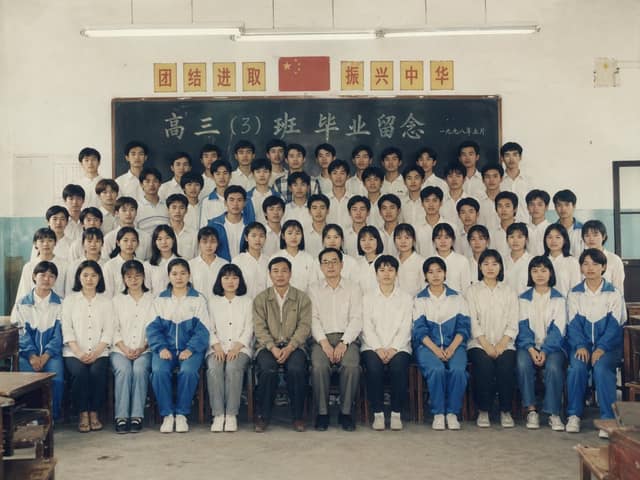 نمونهٔ 90年代高中教室毕业合照生成