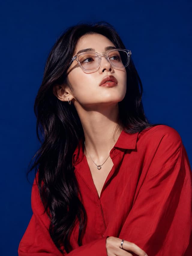 نمونهٔ 东亚超模眼镜广告大片：Vogue级商业摄影提示词