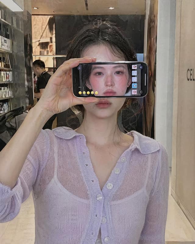 超写实iPhone遮脸自拍｜社交媒体氛围感人像
