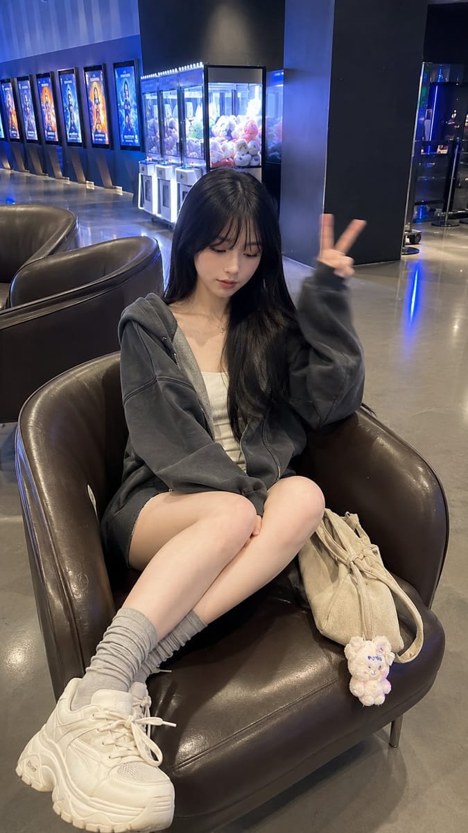电影感人像 | 影院大堂东亚少女慵懒瞬间