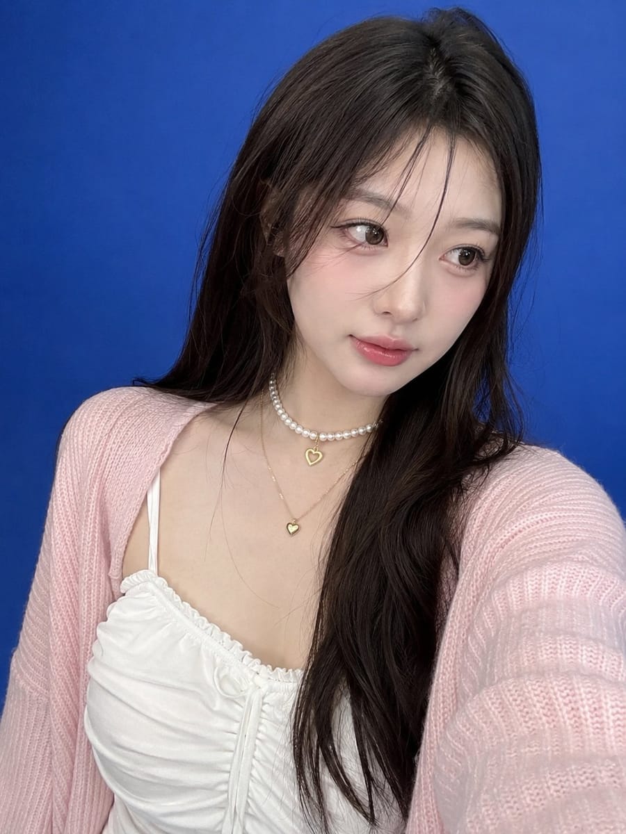 手机自拍级超写实：东亚女性蓝幕人像