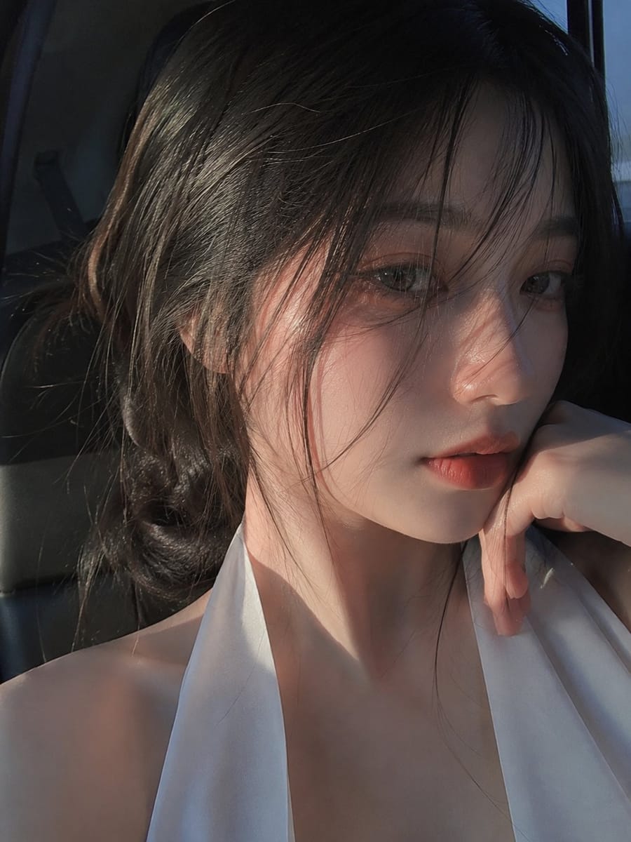 超写实手机人像|东亚女性电影感特写提示词
