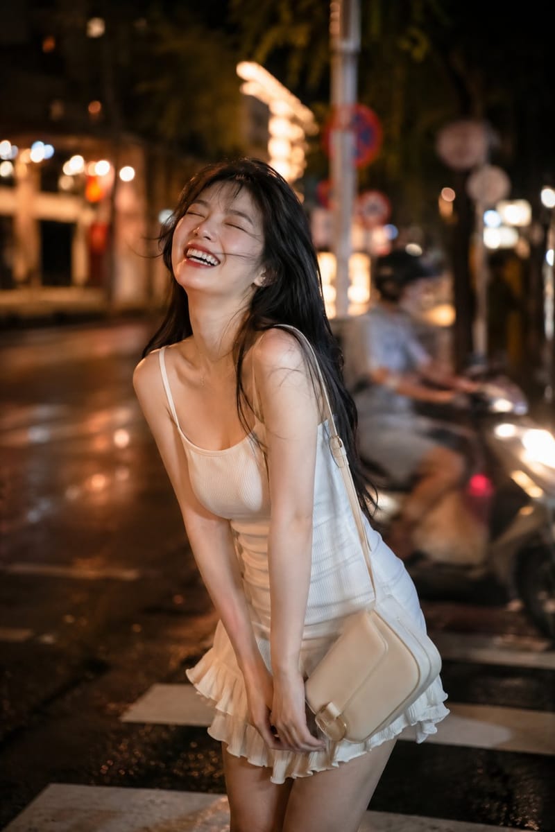 夜景街头大笑的东亚女孩｜白色吊带裙电影感人像