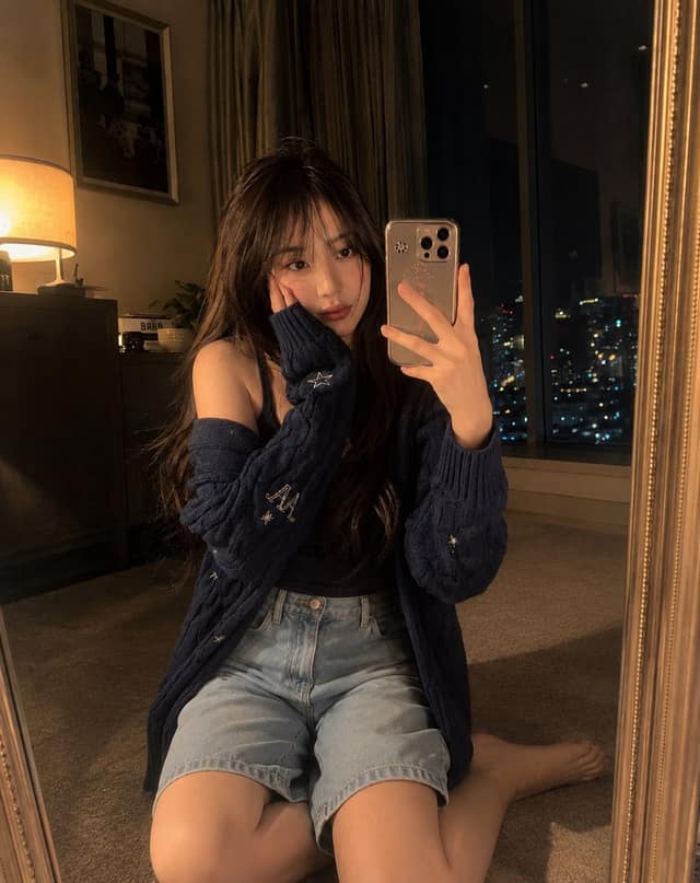 黄金时刻镜前自拍少女写实人像摄影