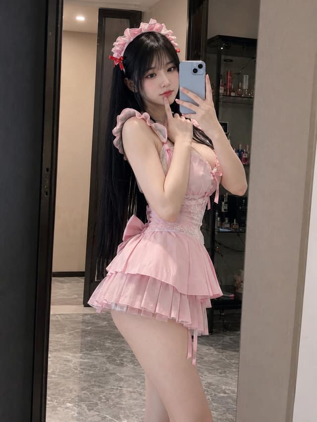 粉色女仆装镜前自拍：东亚女性写实人像AI生成
