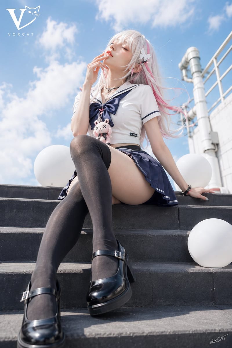 夏日蓝天×日系水手服，低机位清透少女写真