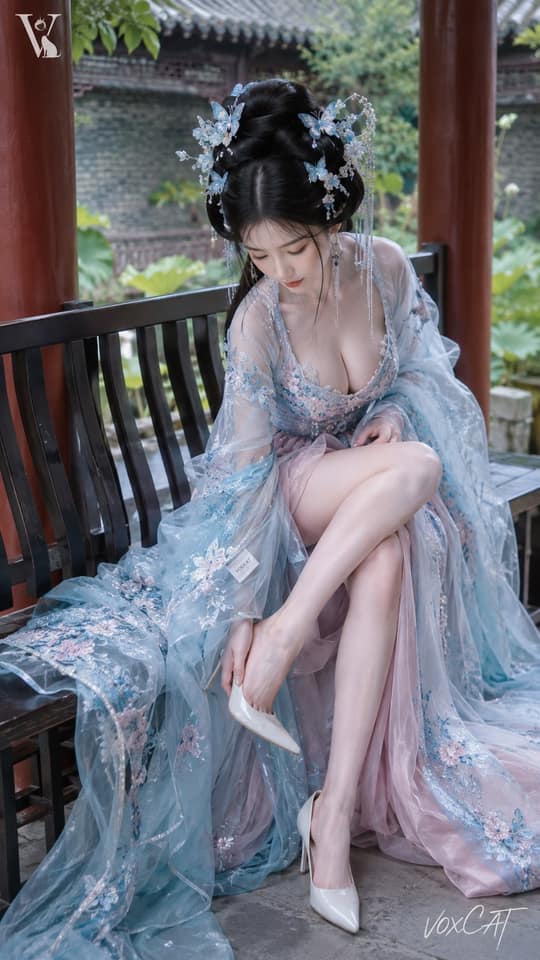 冰蓝汉服仕女写真｜园林回廊低头穿鞋瞬间