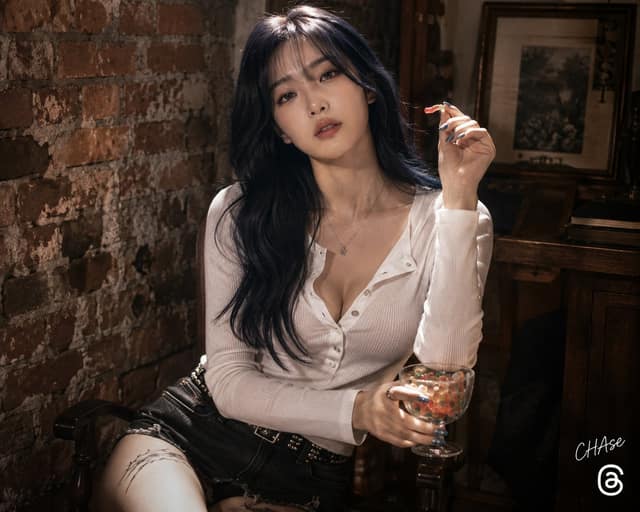 深海军蓝发色果冻少女：复古质感人像画报