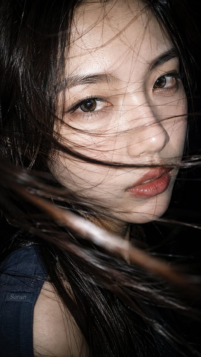 极近景东亚女性直闪人像|真实胶片感摄影提示词