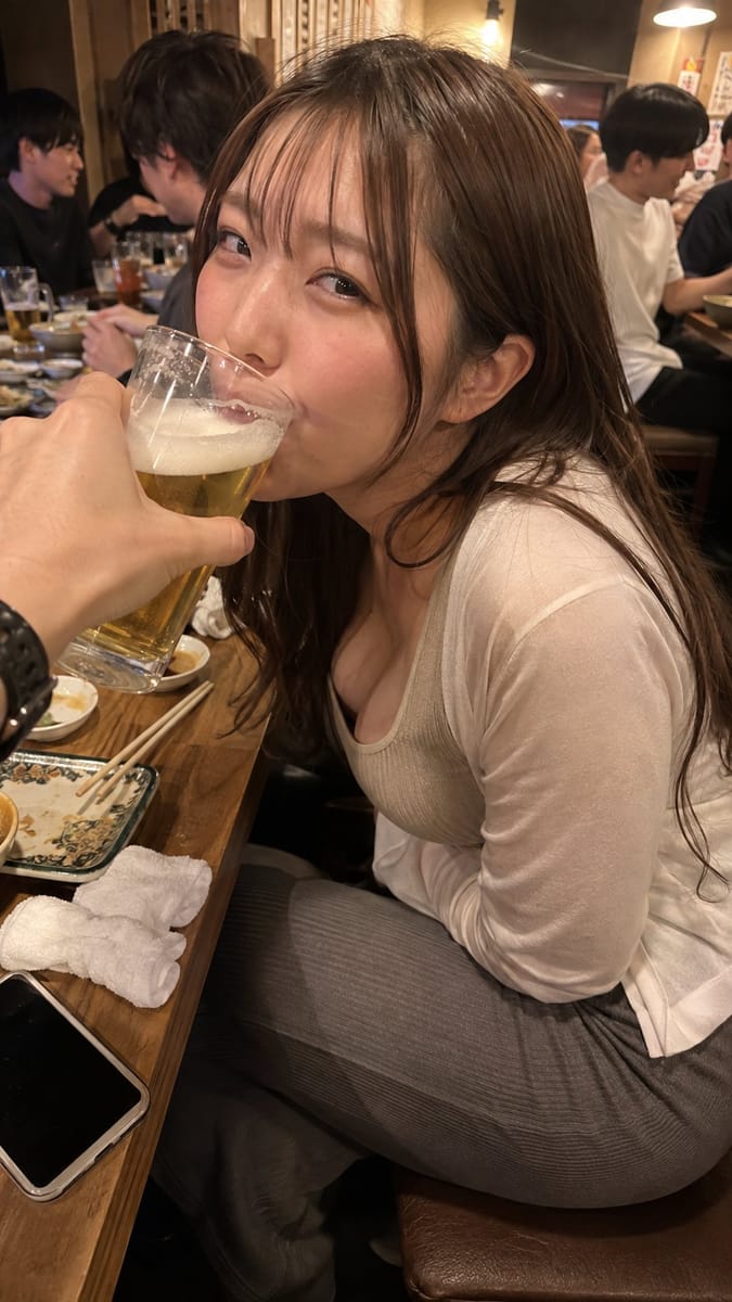居酒屋第一人称POV:邻座美女抢喝啤酒瞬间快照