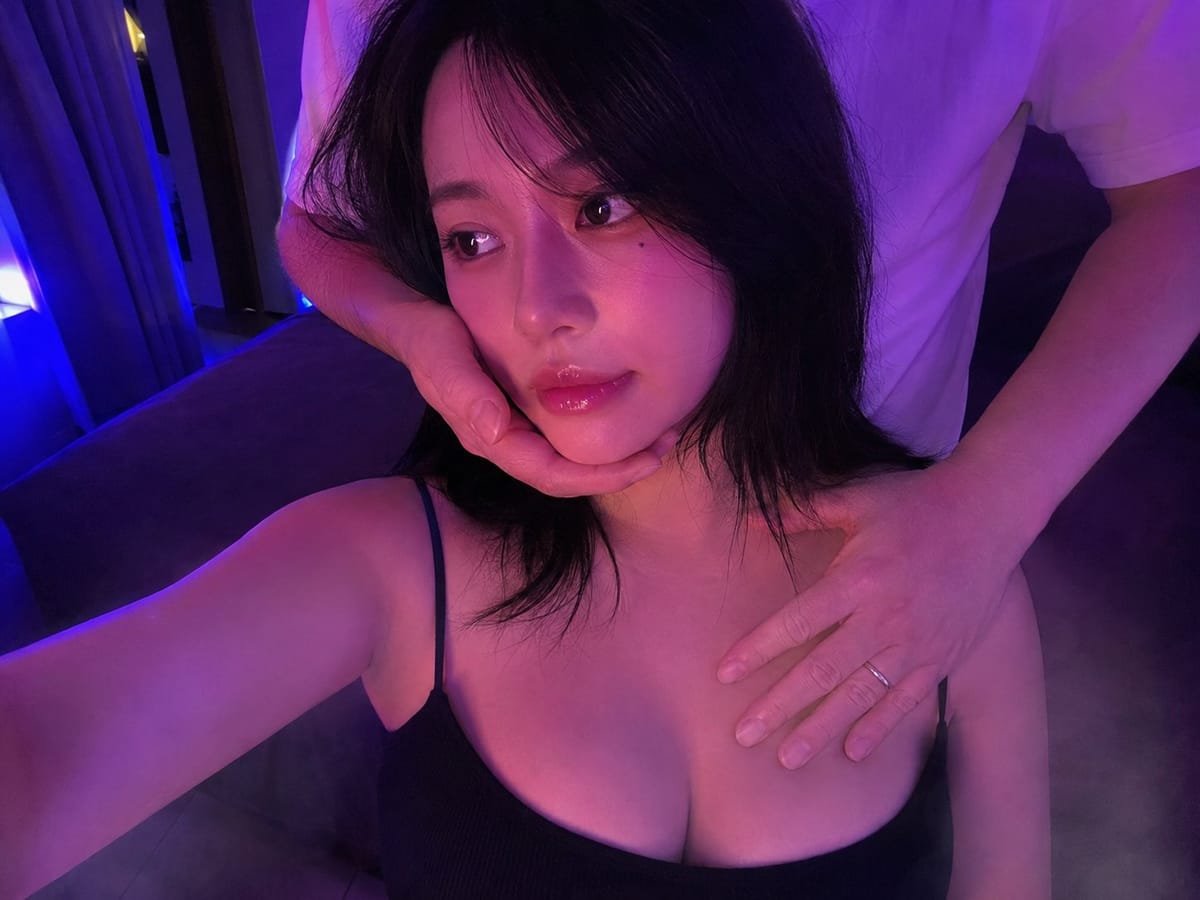 霓虹紫光氛围感自拍人像:东亚女性特写摄影提示词