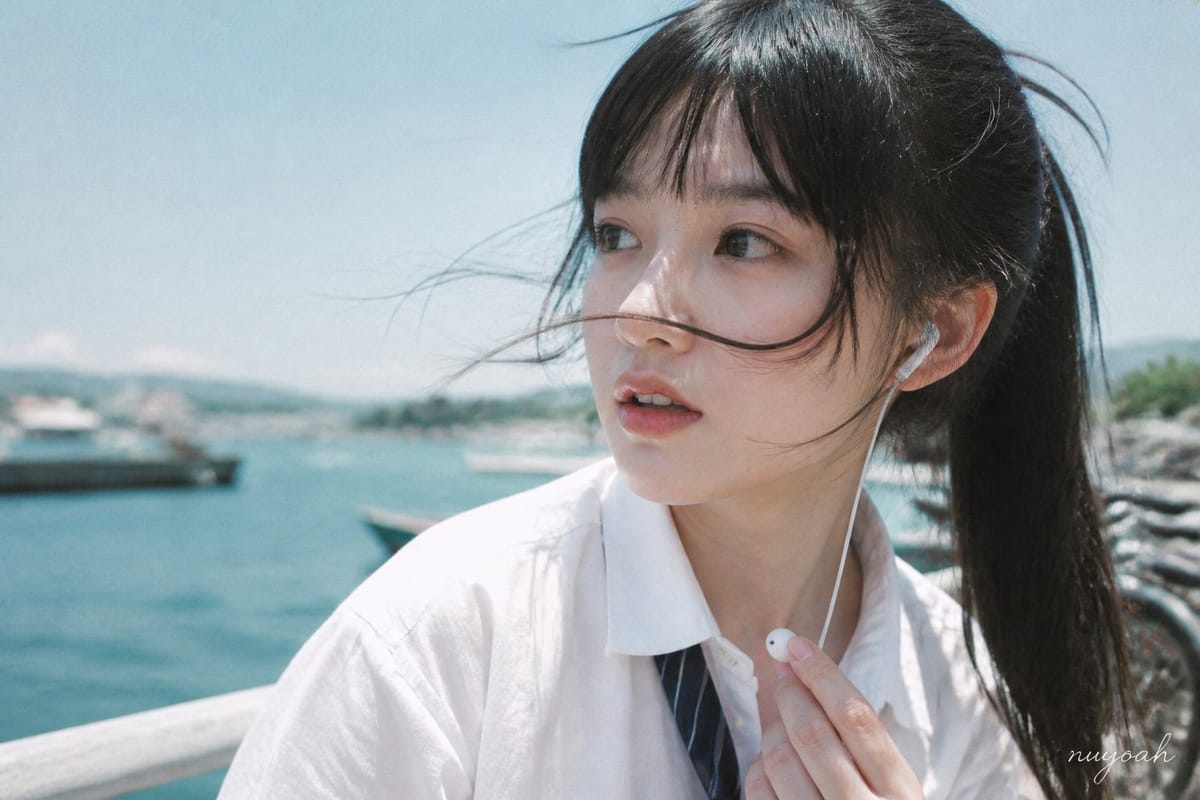 盛夏海港风吹碎发写真|清透氛围感人像AI提示词