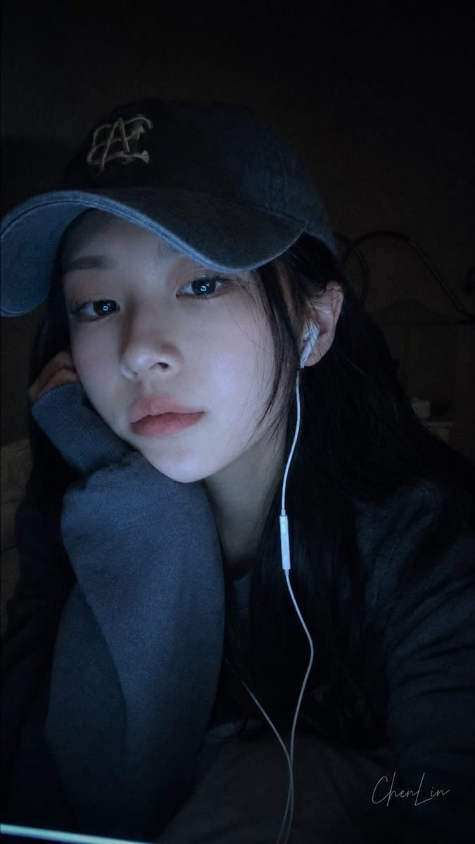 韩系女友视角手机前置视频通话:真实夜间质感直出