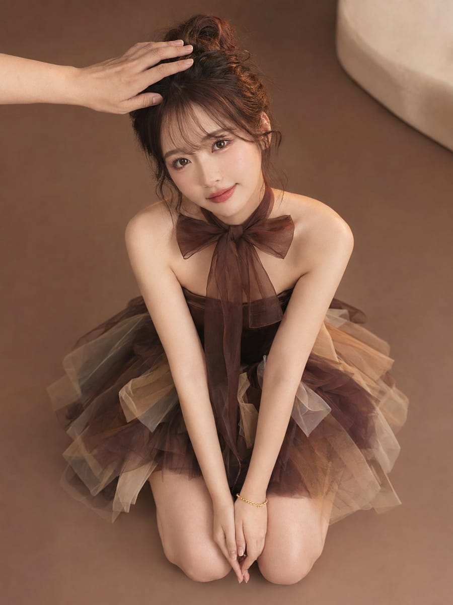 俯拍视角·巧克力薄纱裙东亚女性时尚杂志人像