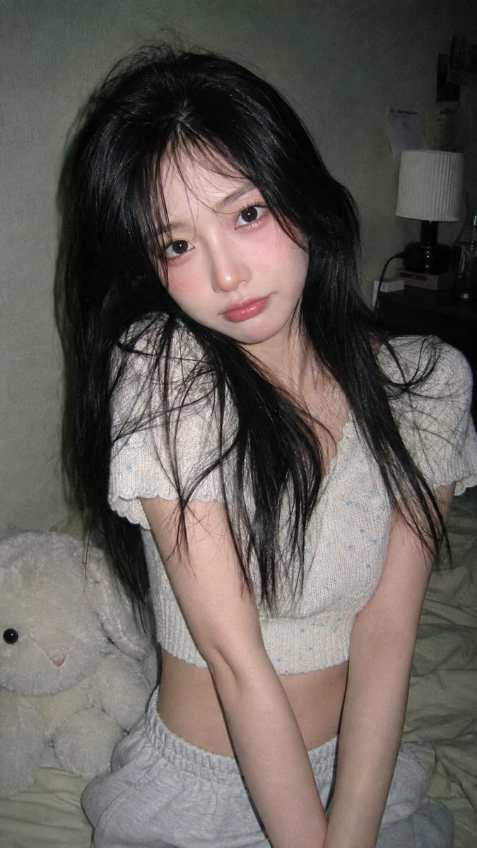 韩系女友卧室CCD直闪随拍|真实夜间氛围感人像提示词