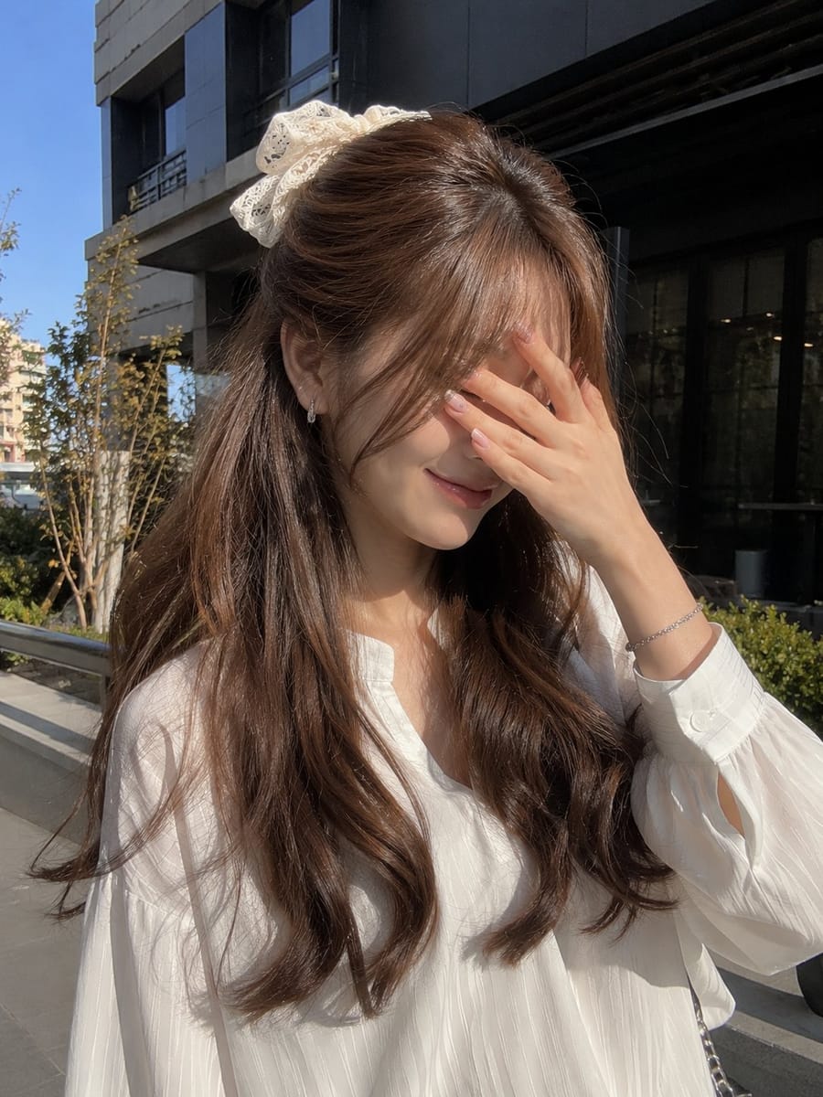 阳光下的韩系唯美遮眼少女｜写实人像写真提示词