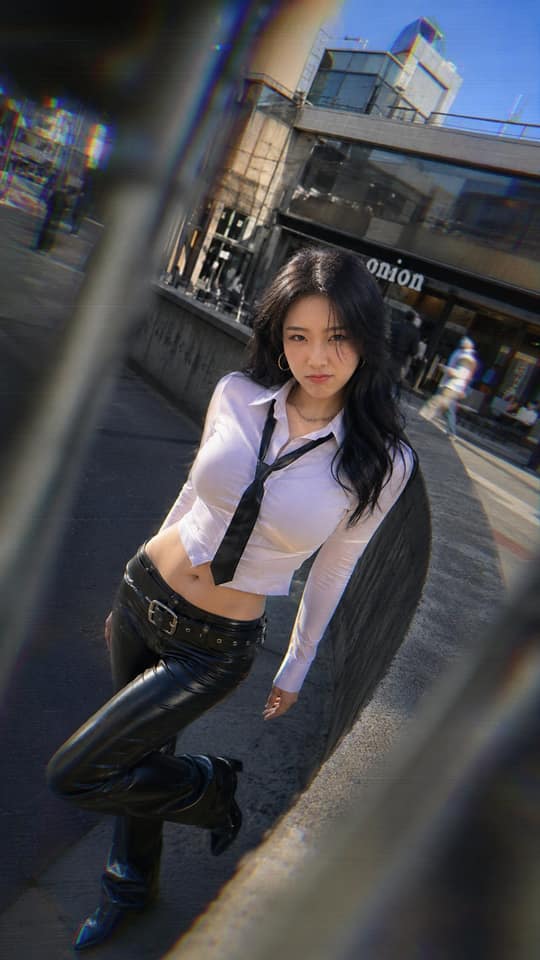 首尔圣水洞VHS风格街拍：亚裔女性复古人像