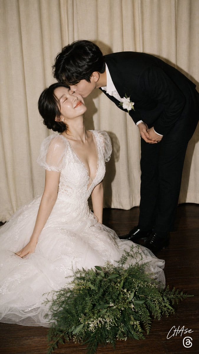 复古胶片婚礼抓拍：新郎俯身亲吻跪坐新娘的浪漫一瞬