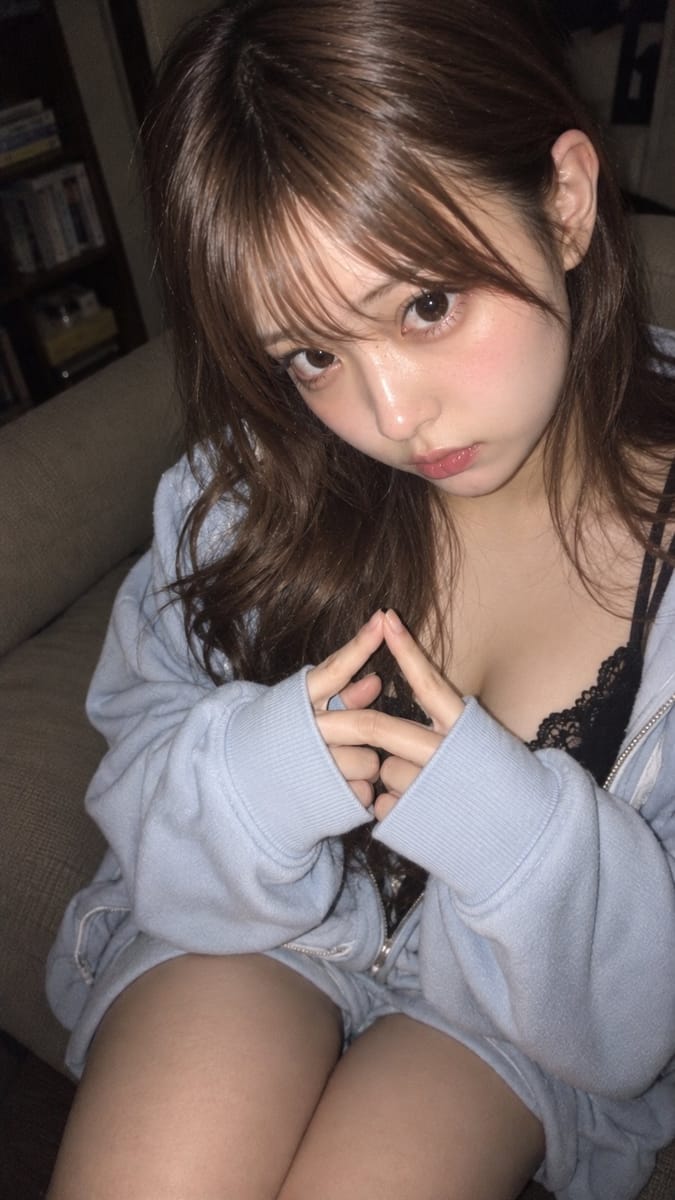 狸猫脸日系少女室内直闪抓拍｜真实感iPhone人像写真Prompt