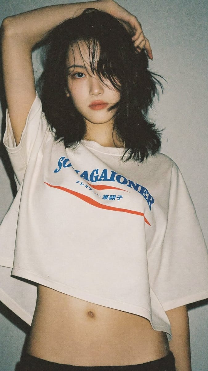 胶片风东亚女性露脐上衣人像写真