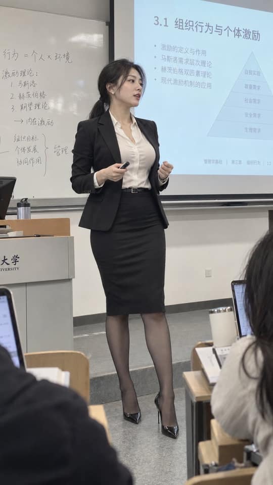 نمونهٔ iPhone抓拍知性女教师课堂人像