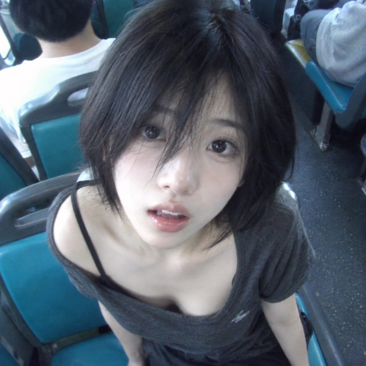 旧手机低清质感·公交车高机位俯拍自拍人像提示词