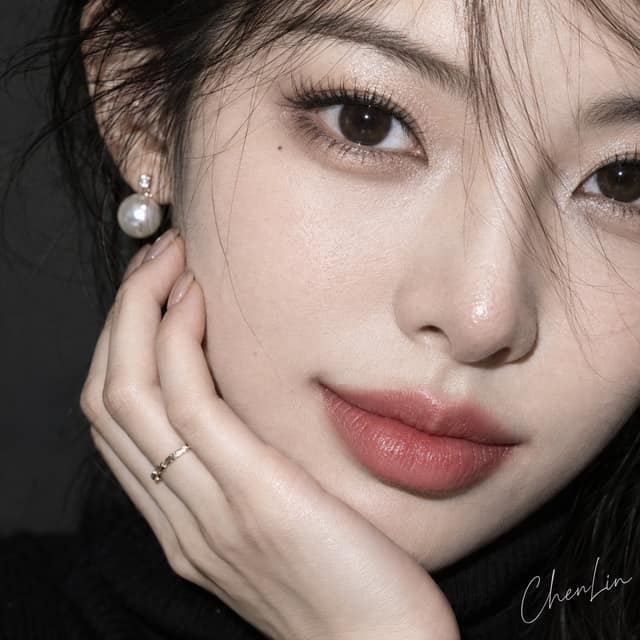 نمونهٔ 韩系前卫美妆微距硬闪人像特写