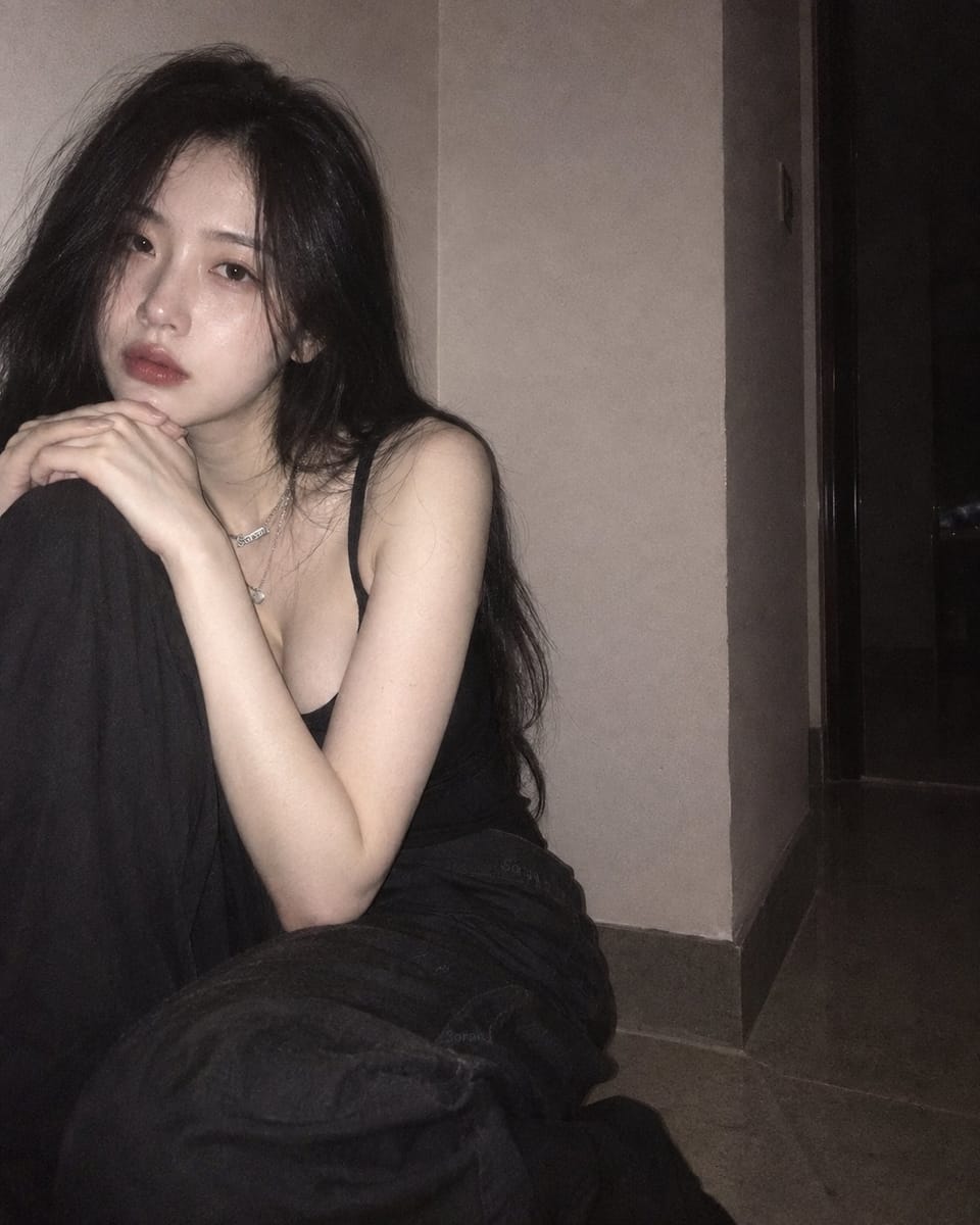 室内角落蜷坐低清闪光写实人像提示词