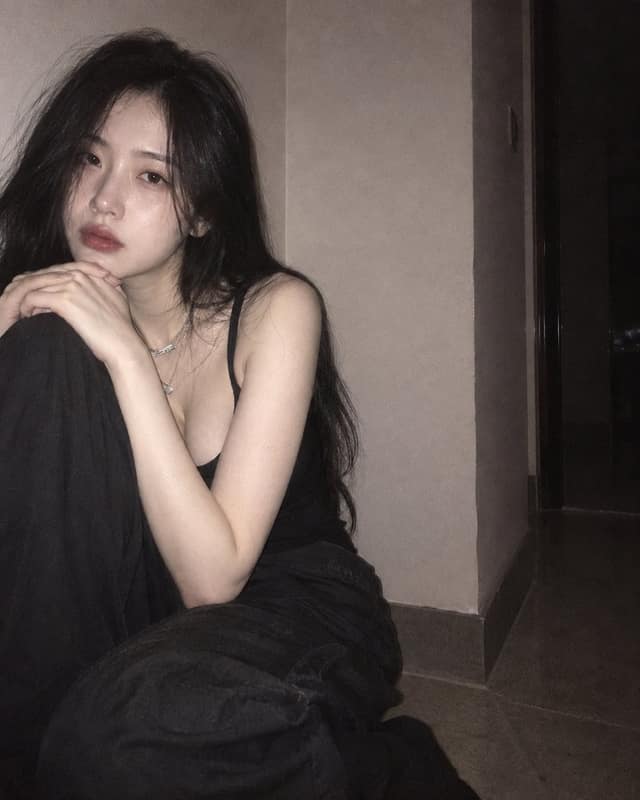نمونهٔ 室内角落蜷坐低清闪光写实人像提示词