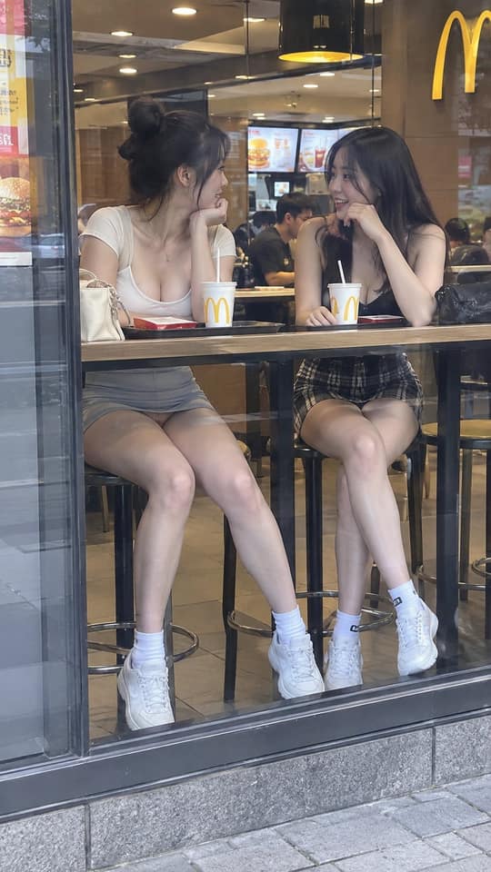 نمونهٔ 麦当劳窗边放松闲聊的东亚女性真实抓拍