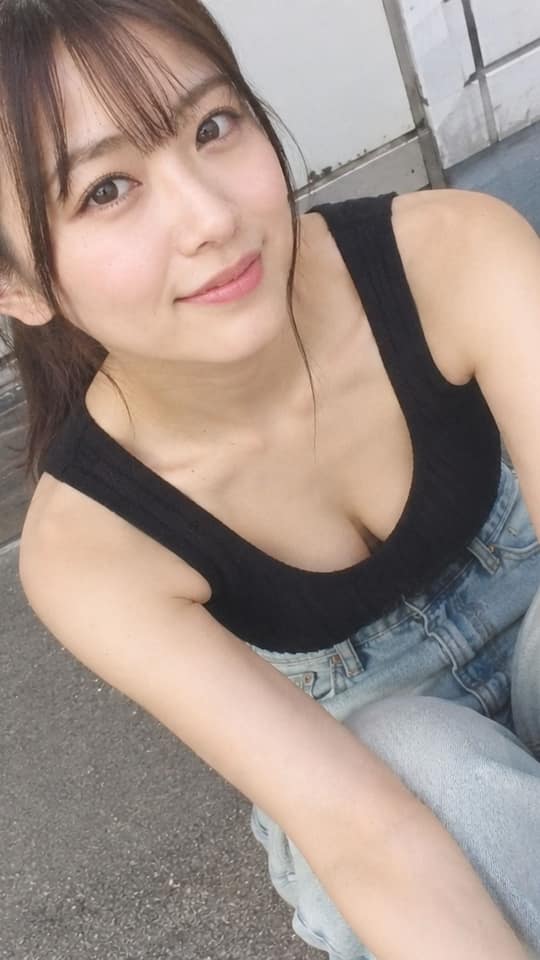نمونهٔ 玄关俯拍黑色背心牛仔裤日系女性人像