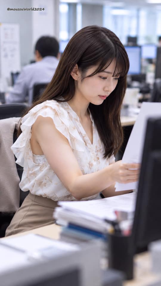 نمونهٔ 办公室女性工作侧拍特写｜自然光偷拍视角