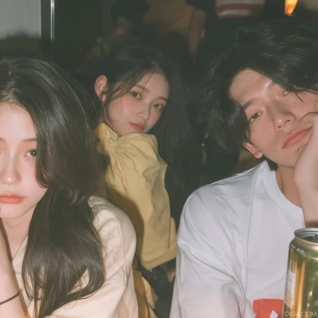 نمونهٔ 温暖柔焦美学：东亚三人组特写人像提示词