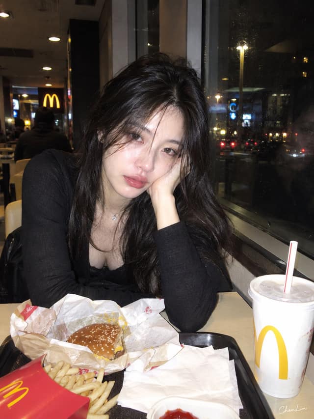 نمونهٔ 旧数码直闪·深夜快餐店疲惫女孩纪实摄影