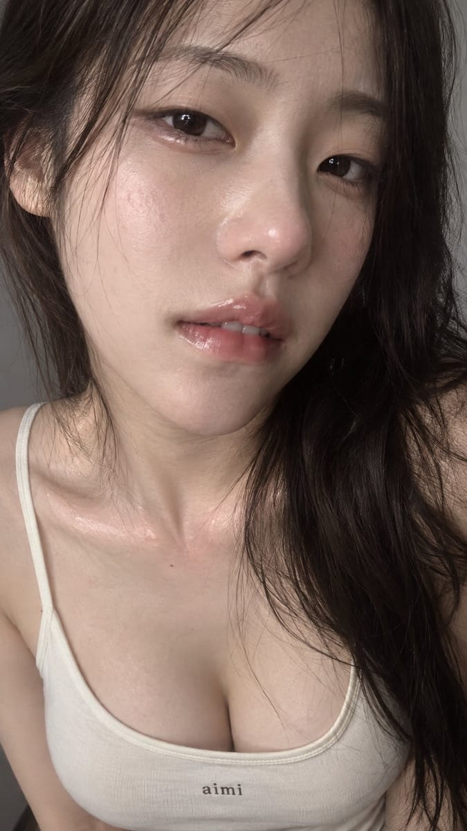 23岁东亚女性近景写实肖像提示词