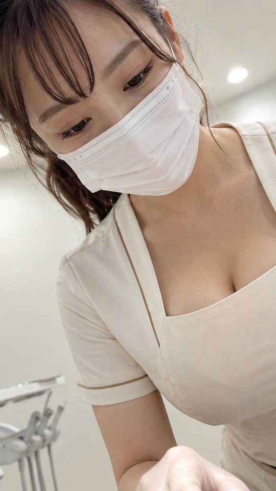 نمونهٔ 牙科诊室专注工作的日本女性医务人员写实写真