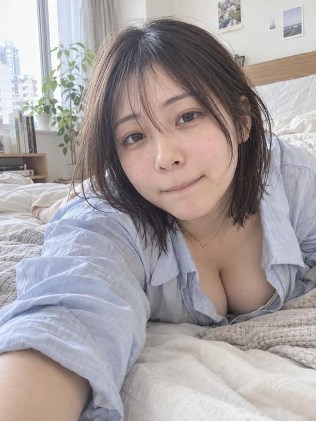 نمونهٔ 假日卧室日系女生手机自拍｜自然生活感真实人像生成
