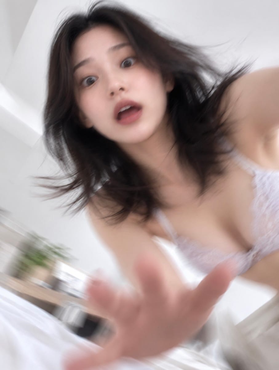 自拍掉落手机瞬间·惊讶表情运动模糊人像