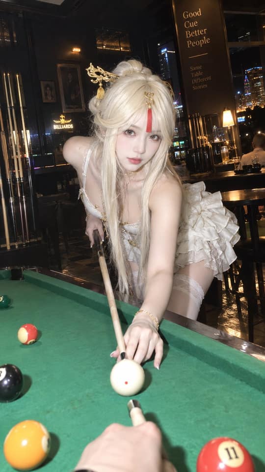 نمونهٔ 凝光coser旗袍足疗包房POV角色扮演图生成