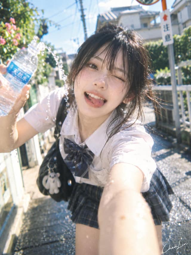 نمونهٔ 日系夏日青春：高中生夸张表现力绘画提示词