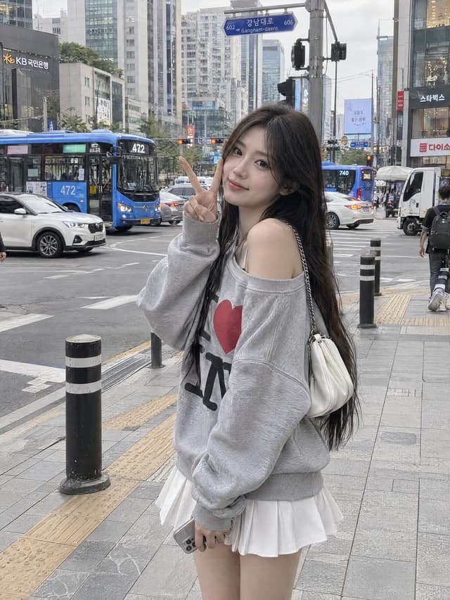 نمونهٔ 韩系少女都市街头比耶抓拍｜超写实人像提示词