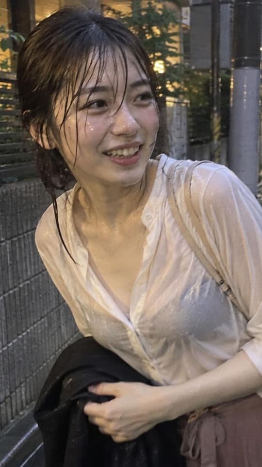نمونهٔ 雨日街角抱衣侧笑的写实女性人像