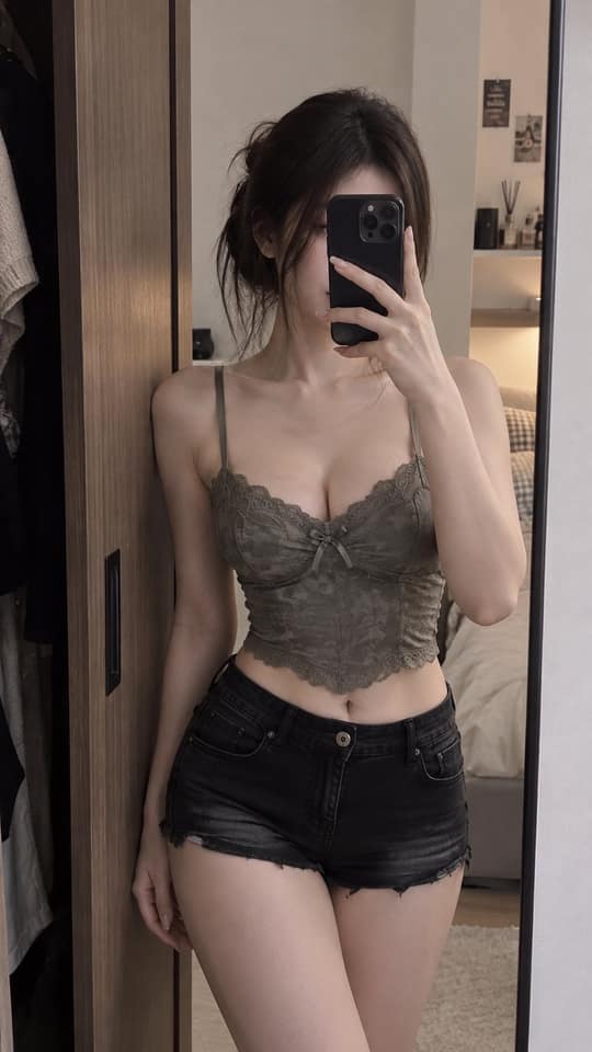 نمونهٔ 卧室镜前自拍橄榄绿蕾丝少女｜电影感写实AI人像