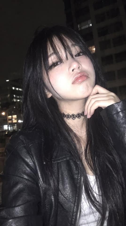 نمونهٔ iPhone夜景自拍人像提示词｜日本年轻女性写实风格