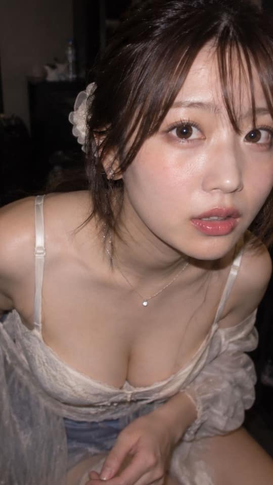 نمونهٔ 昏暗室内蕾丝女性仰视肖像｜写实近景人像