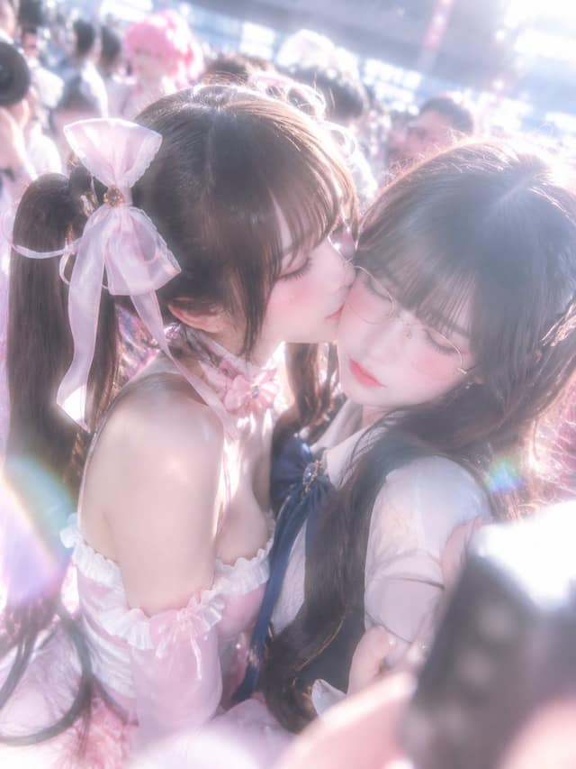 نمونهٔ 漫展人潮贴颊轻吻｜百合姬系CCD甜梦感
