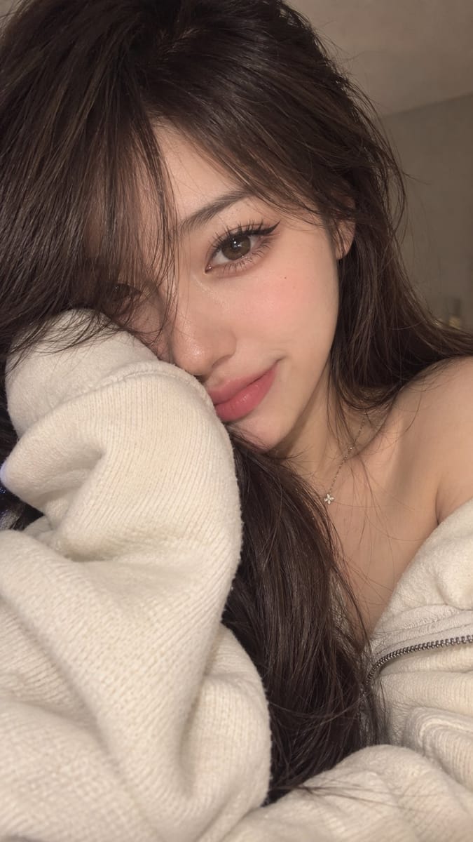奶油色连帽衫甜美少女特写自拍|超写实人像生成